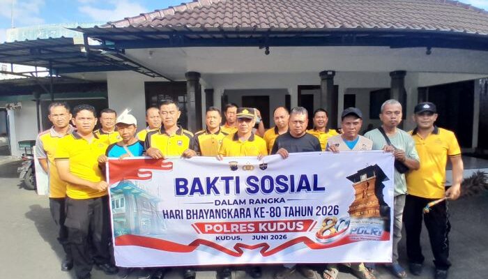 Wujud Toleransi, Polsek Kudus Bersihkan Klenteng Tertua Jelang HUT Bhayangkara ke-80