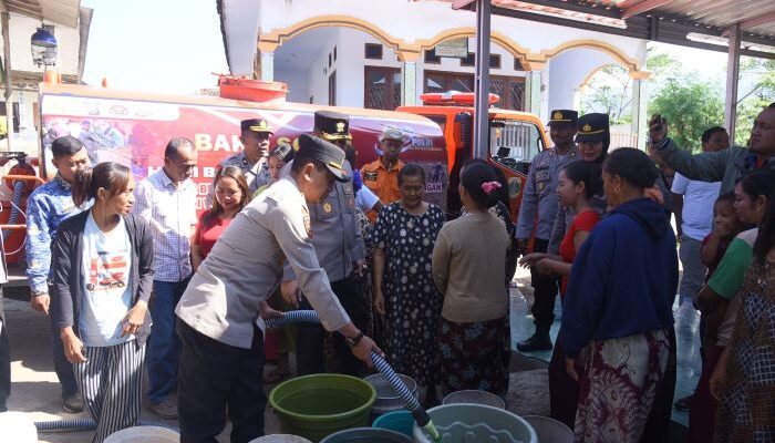 Polres Bondowoso Distribusikan Air Bersih ke 20 Dusun Terdampak Kekeringan