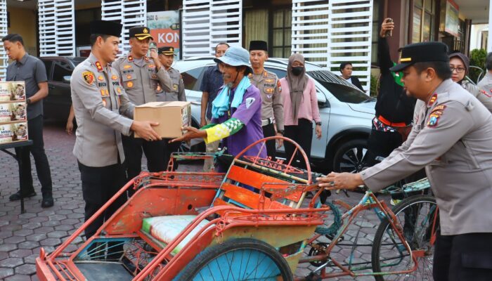 Polres Probolinggo Kota Bagikan 70 Paket Sembako untuk Warga Sambut Hari Bhayangkara ke-80