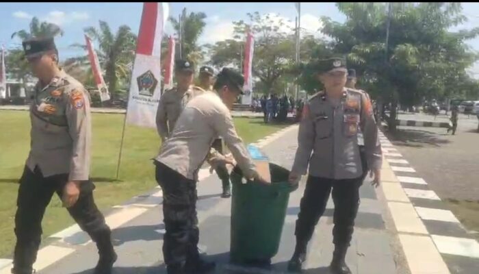 Salut! Usai Amankan Aksi, Personel Polres Blitar Bersihkan Sampah di Alun-Alun Kanigoro