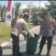 Salut! Usai Amankan Aksi, Personel Polres Blitar Bersihkan Sampah di Alun-Alun Kanigoro