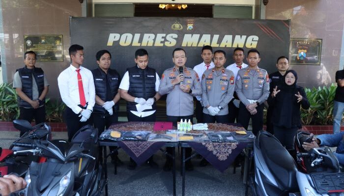Polres Malang Amankan Dua Pemuda Bawa Sajam Saat Penyekatan Malam 1 Suro