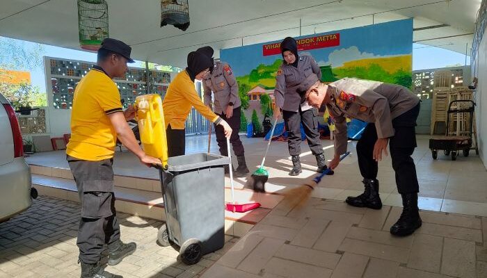 Sambut Hari Bhayangkara ke-80, Polres Malang Gelar Bakti Religi Bersihkan Vihara di Lawang
