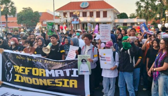 BEM Nusantara Jatim Gelar Aksi di Grahadi, Soroti Kepemimpinan Prabowo-Gibran