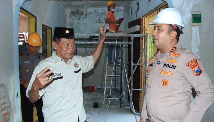 Hari Bhayangkara ke-80, Polres Gresik Bedah Rumah Purnawirawan di Driyorejo