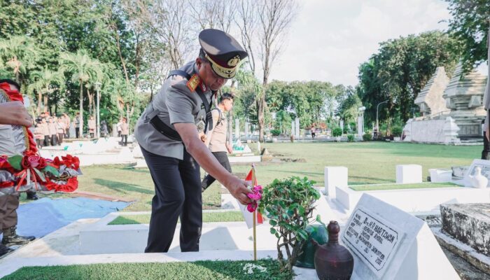 Polda Jatim Ziarah dan Tabur Bunga di TMP, Kenang Jasa Pahlawan Jelang Hari Bhayangkara ke-80