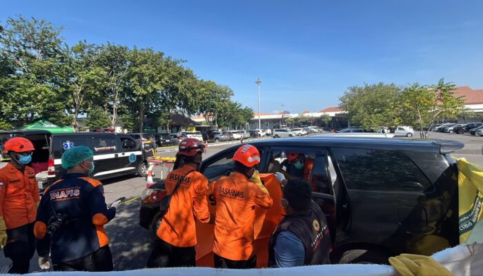 Tim SAR Evakuasi Jenazah Perempuan Dalam Mobil Di Tempat Parkir Bandara Juanda