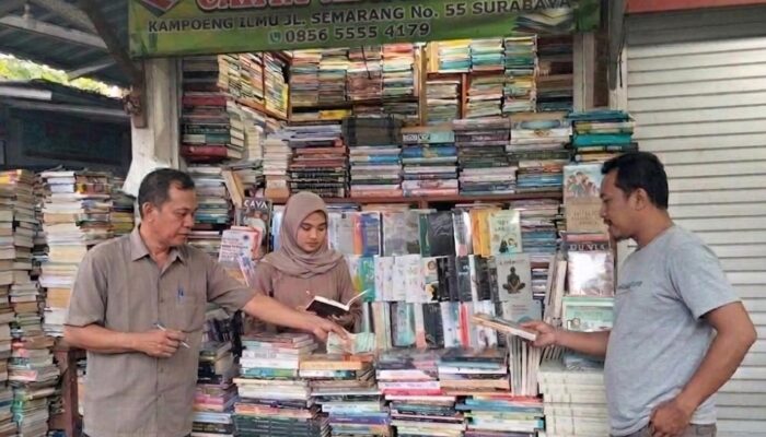 Bertahan di Jalan Semarang, Dua Pedagang Kampung Ilmu Surabaya Melawan Perubahan Kurikulum dan Gempuran Digital