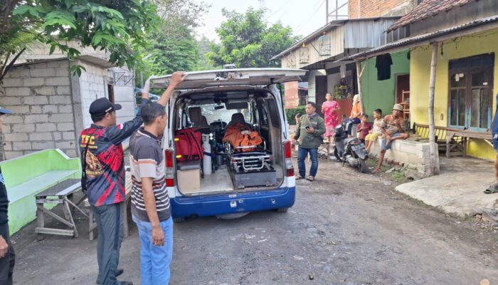 Polisi Evakuasi Mayat Pria Tanpa Identitas yang Mengapung di Sungai Brantas