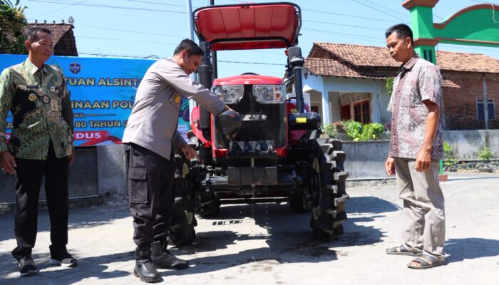 Dukung Ketahanan Pangan Nasional, Polres Kudus Serahkan Alsintan untuk Poktan Binaan