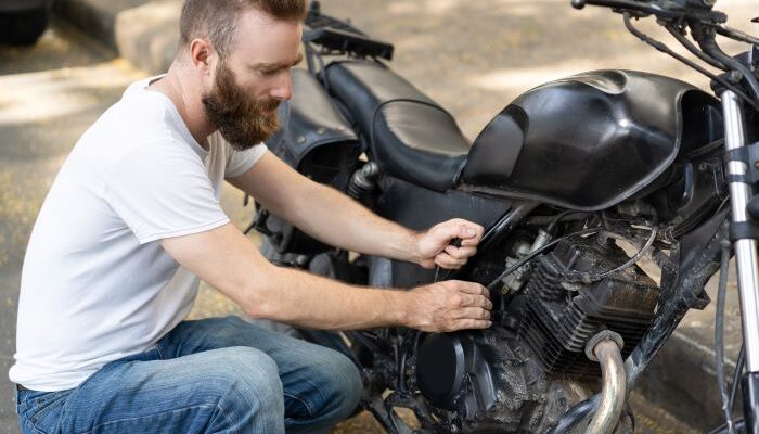 Kapan Waktu yang Tepat Mengganti Oli Motor dan Mobil? Ini Tanda-Tandanya