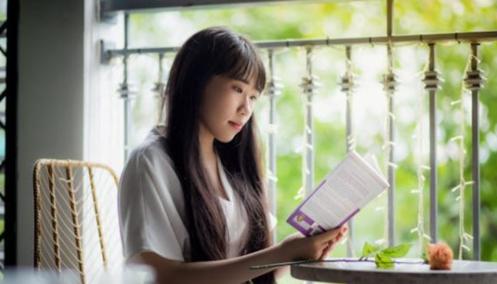 Mengapa Membaca Buku di Tempat Umum Terasa Lebih Menenangkan? Ini 5 Alasannya