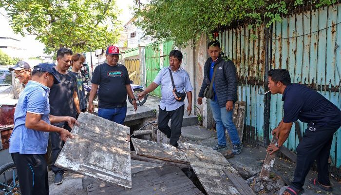 Pemkot Surabaya Tertibkan PKL Gembong Tebasan, Kembalikan Fungsi Saluran dan Bahu Jalan
