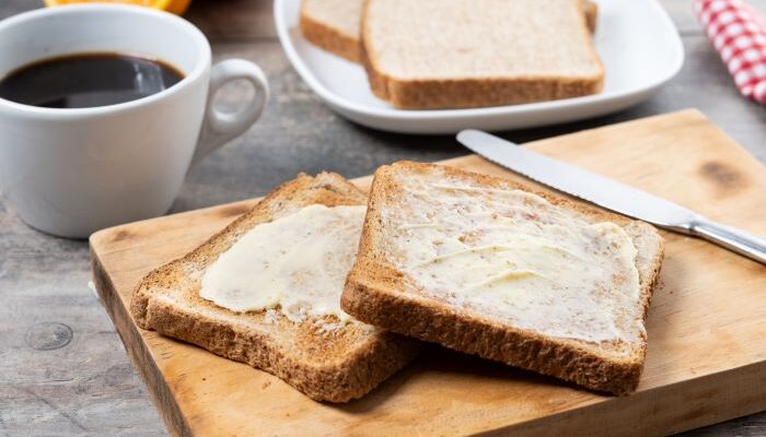 Sarapan Roti dan Buah atau Nasi dengan Lauk Lengkap? Ketahui Perbedaan Kalori dan Kandungan Gizinya