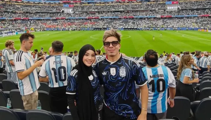 Mesra di Piala Dunia 2026, Atta Halilintar dan Aurel Hermansyah Tampil Kompak Dukung Tim Favorit