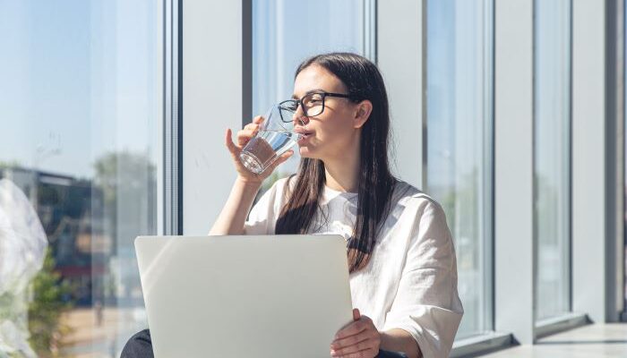 Berapa Liter Air Putih yang Ideal Dikonsumsi Saat Musim Kemarau? Ini Panduan Agar Tubuh Tidak Dehidrasi