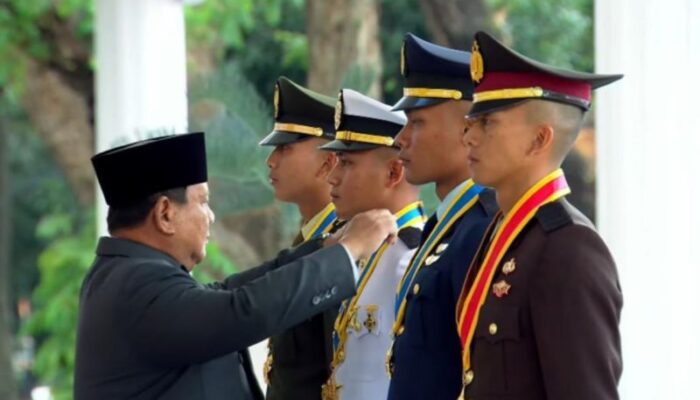 Presiden Prabowo Sematkan Pangkat kepada Empat Peraih Bintang Adhi Makayasa pada Prasetya Perwira TNI-Polri 2026
