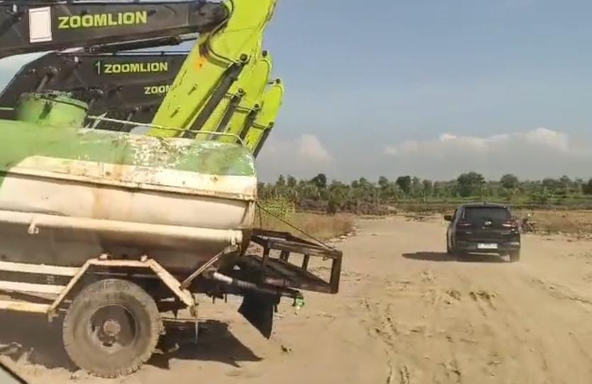 Area sawah produktif digunakan untuk menambang galian C