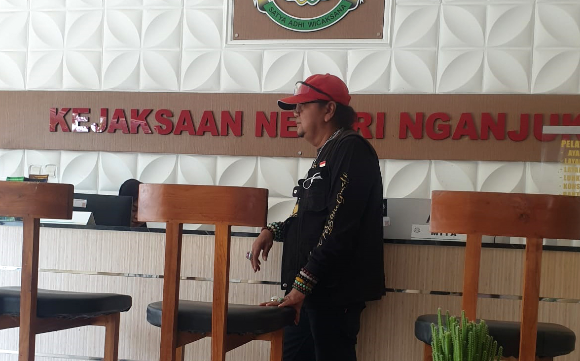 Komunitas Pegiat Lingkungan LGI, saat melaporkan ke Kejaksaan Nganjuk