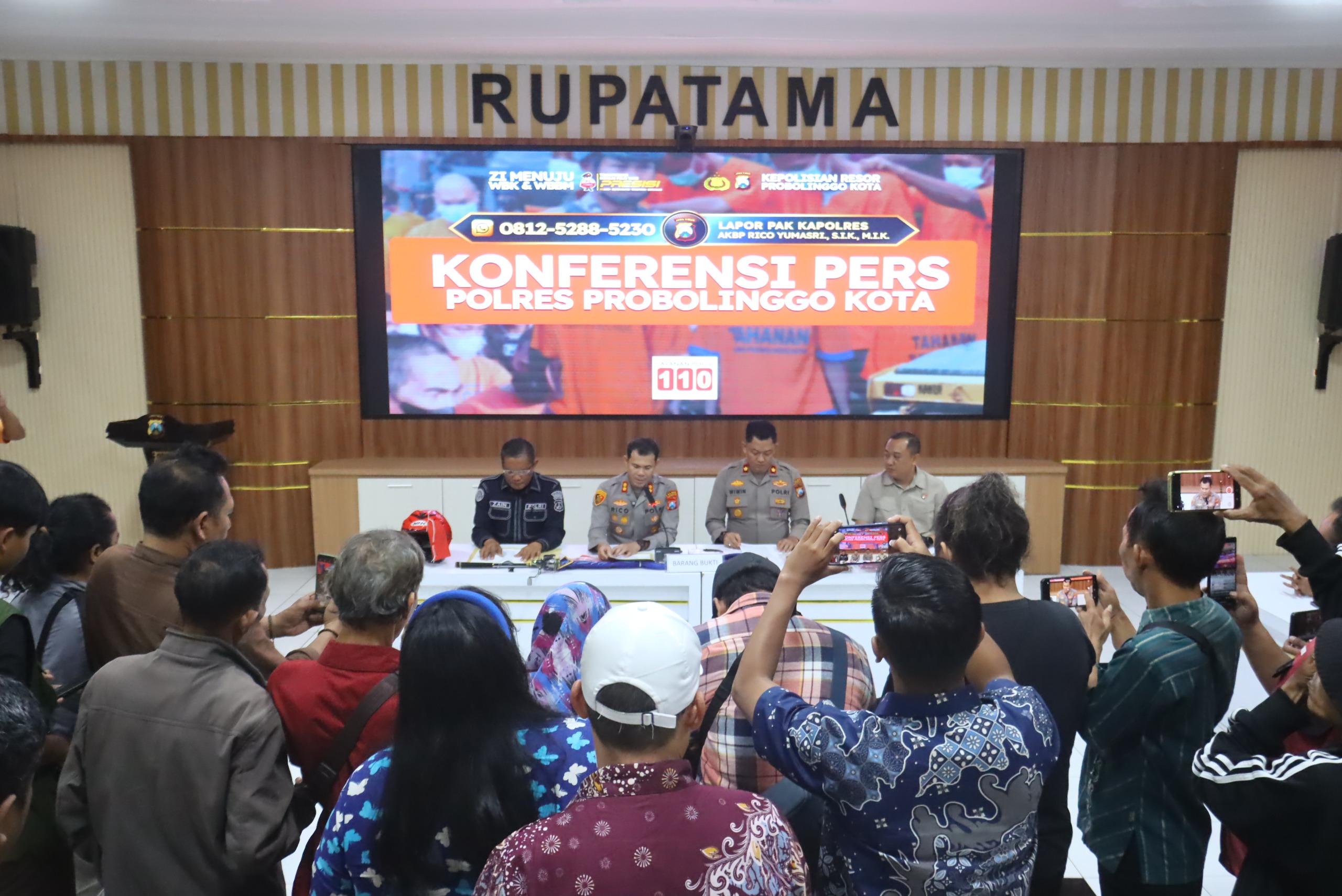 Kepolisian memberikan keterangan di hadapan wartawan di Mapolres Probolinggo Kota, Jumat (17/7/2026)