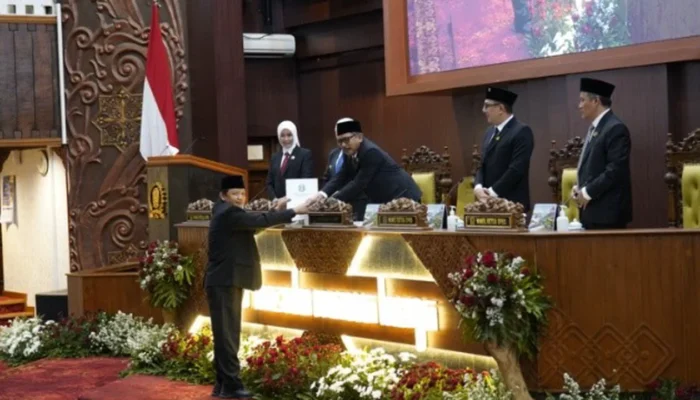 Tok! DPRD Jatim dan Gubernur Khofifah Sahkan Perda Pertanggungjawaban APBD 2025