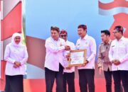 Sukses Majukan Ekonomi Kerakyatan, Bupati Lamongan Terima Penghargaan Pembina Koperasi Andalan Jatim 2026