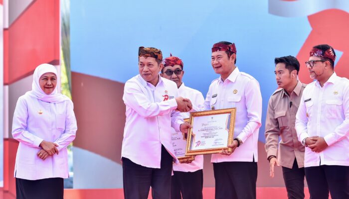 Sukses Majukan Ekonomi Kerakyatan, Bupati Lamongan Terima Penghargaan Pembina Koperasi Andalan Jatim 2026