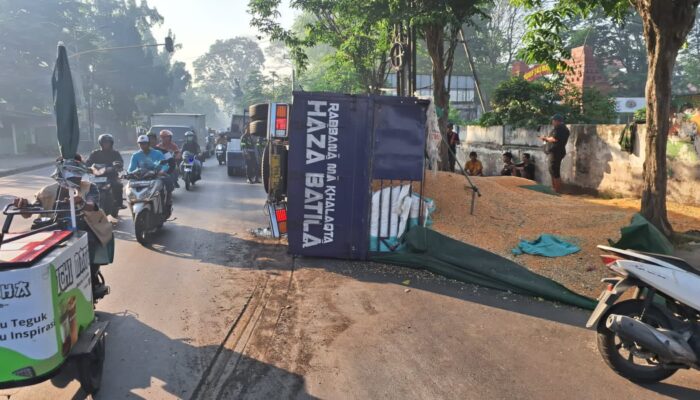 Diduga Hilang Kendali, Truk Bermuatan 10 Ton Jagung Terguling di Mojosari