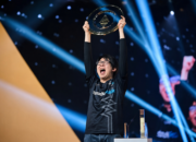 Pemain profesional fighting game asal Jepang, GO1, mengangkat trofi juara dalam sebuah turnamen internasional. GO1 dipastikan mundur dari Esports World Cup 2026 setelah mengalami heatstroke sesaat sebelum pertandingan.