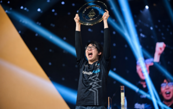 Pemain profesional fighting game asal Jepang, GO1, mengangkat trofi juara dalam sebuah turnamen internasional. GO1 dipastikan mundur dari Esports World Cup 2026 setelah mengalami heatstroke sesaat sebelum pertandingan.
