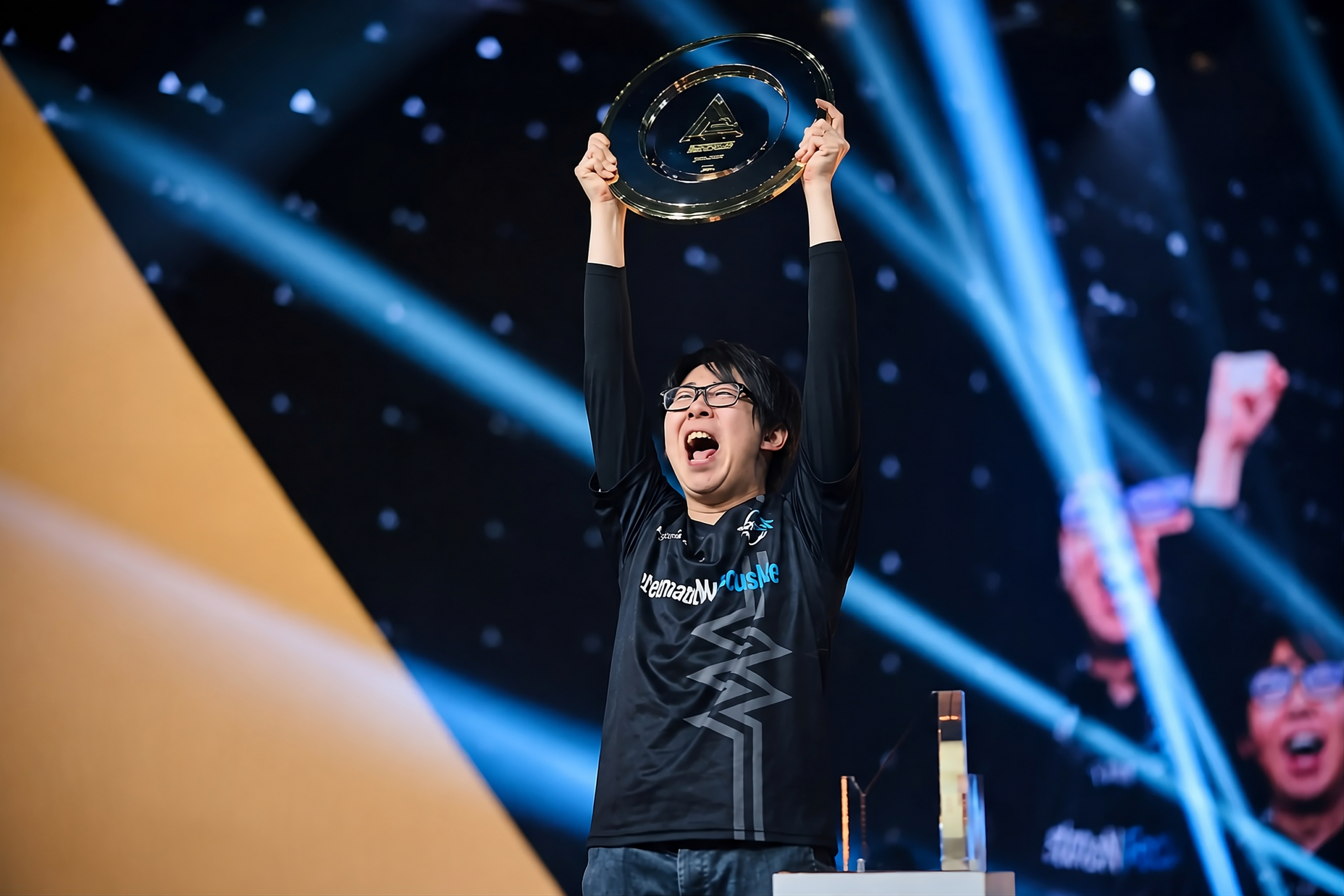Pemain profesional fighting game asal Jepang, GO1, mengangkat trofi juara dalam sebuah turnamen internasional. GO1 dipastikan mundur dari Esports World Cup 2026 setelah mengalami heatstroke sesaat sebelum pertandingan.