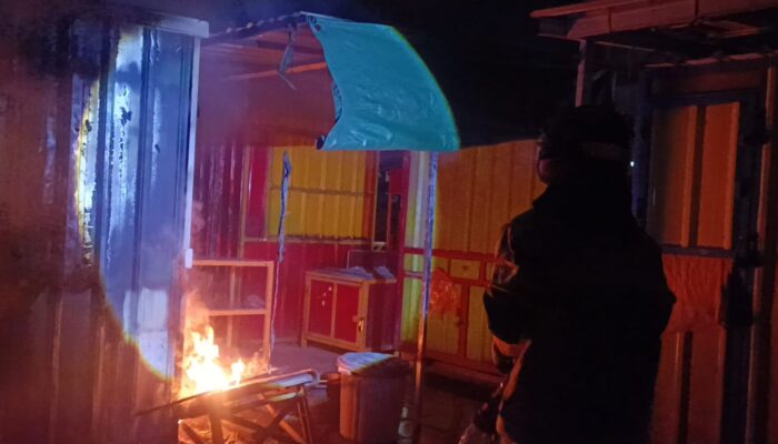Dipicu Kebocoran Elpiji, Kios Kontainer di Cerme Gresik Hangus Terbakar