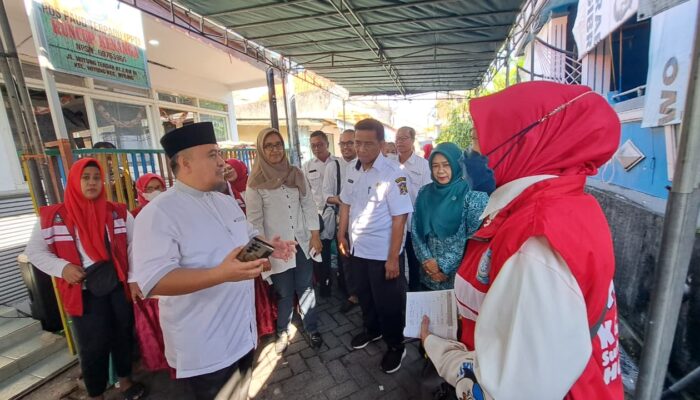 Sidak Posga RW 3 Wiyung, Bang Jo Tekankan Pentingnya Validasi Data untuk Akses Kesehatan Warga