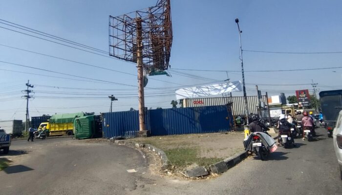 Bypass Mojokerto Lumpuh! Truk Kontainer Terguling di Tengah Jalan