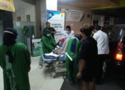 Satlantas Polres Gresik Belah Kemacetan Demi Selamatkan Ibu Melahirkan