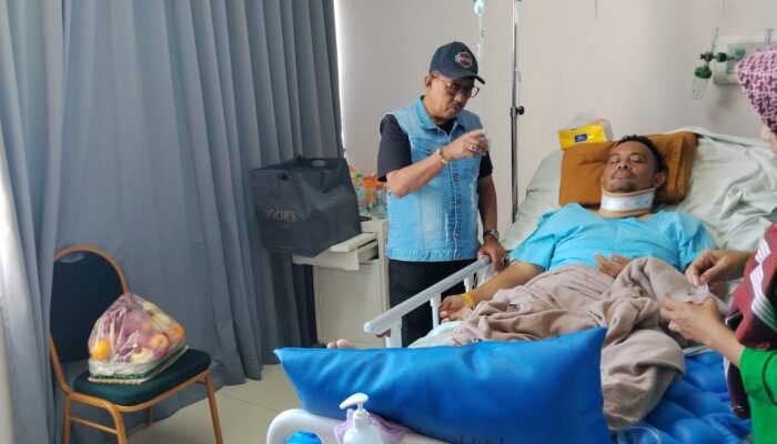 Jenguk Korban Konser Denny Caknan di RSUD Soewandhie, Wawali Armuji Garansi Pelayanan Medis Maksimal