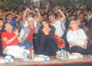 Khofifah Lesehan Bareng 4.500 Warga Nobar Final PD 2026