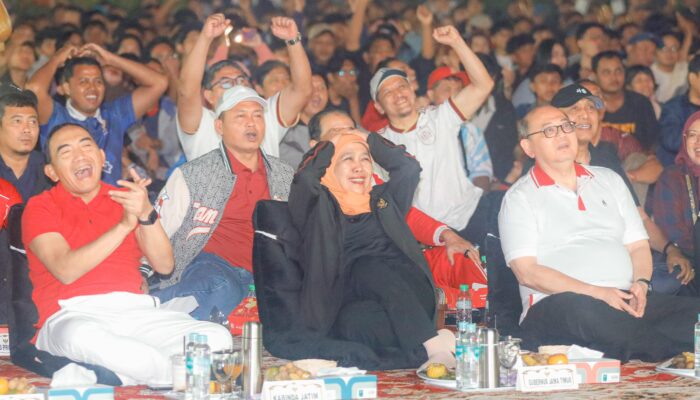 Khofifah Lesehan Bareng 4.500 Warga Nobar Final PD 2026