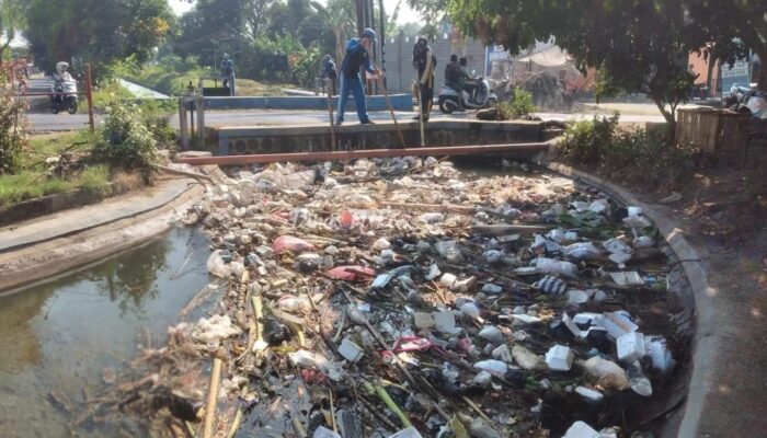 Dinas PUPR Nganjuk dan BBWS Brantas Bersihkan Saluran Irigasi Prambon