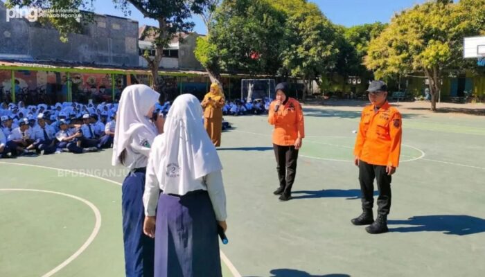 BPBD Nganjuk Gembleng Ratusan Siswa SMPN 2 Lewat Simulasi Evakuasi