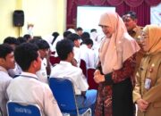 Sambangi Sekolah di Surabaya, Reni Astuti Pesan Hormati Guru dan Jangan Lupakan Restu Orang Tua