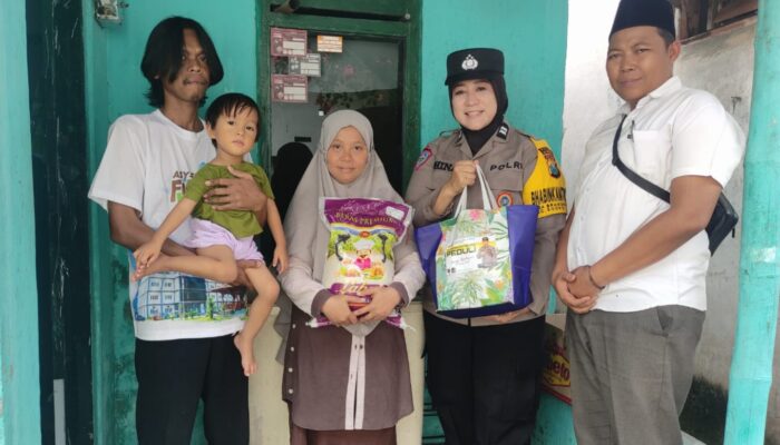 Wujudkan Polisi Rakyat, Polsek Sooko Menyusuri 15 Desa Salurkan Bantuan Door to Door