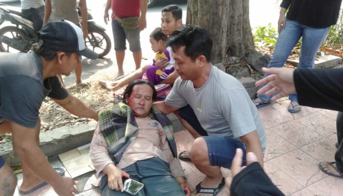 Hindari Motor Listrik, Truk Ayam Tabrak Pohon di Mojosari
