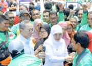 Jaga Daya Beli Ojol dan Nelayan, Gubernur Khofifah Bersama Menko Zulhas Salurkan 600 Paket Sembako di Gresik