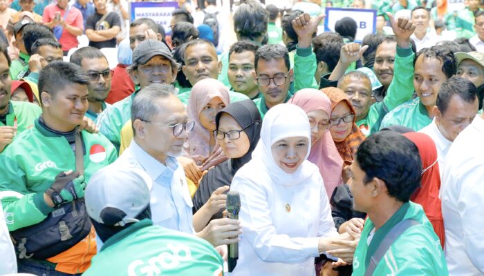 Jaga Daya Beli Ojol dan Nelayan, Gubernur Khofifah Bersama Menko Zulhas Salurkan 600 Paket Sembako di Gresik