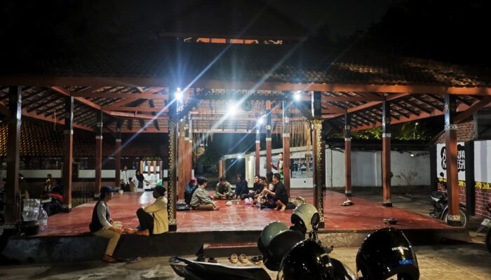 Menepis Mistis Merawat Sakral, Malam Jumat Kliwon di Balik Pintu Pesarean Eyang Kudo Kardono 