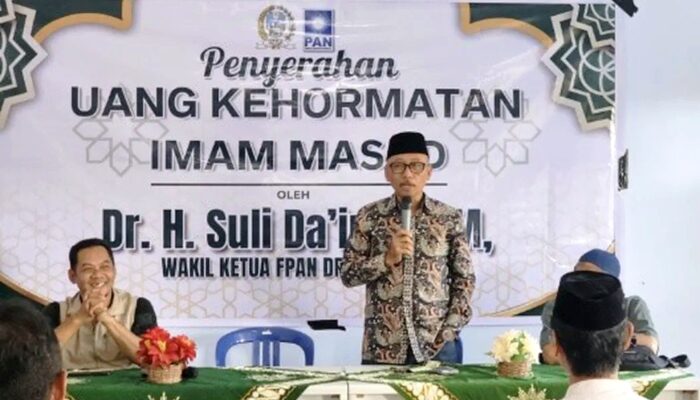 Anggota DPRD Jatim Serahkan Uang Kehormatan untuk 25 Imam Masjid di Ponorogo: ‘Bentuk Penghormatan Benteng Moral’