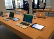 MacBook dan iPad dipamerkan di salah satu Apple Store. Apple menaikkan harga sejumlah perangkatnya menyusul meningkatnya biaya komponen memori dan tekanan biaya produksi di industri teknologi global.