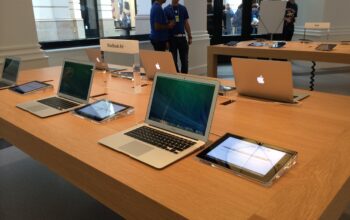MacBook dan iPad dipamerkan di salah satu Apple Store. Apple menaikkan harga sejumlah perangkatnya menyusul meningkatnya biaya komponen memori dan tekanan biaya produksi di industri teknologi global.