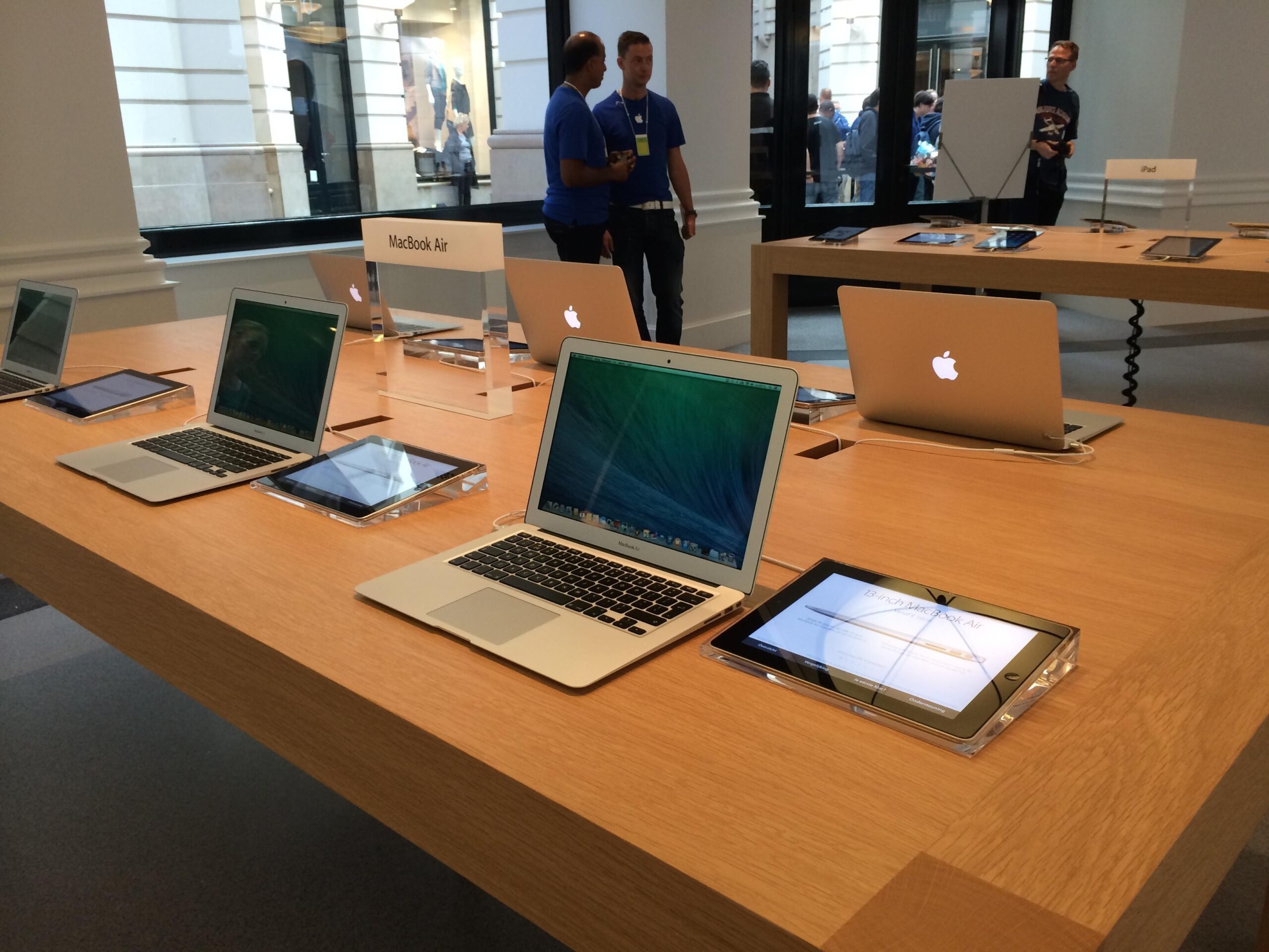 MacBook dan iPad dipamerkan di salah satu Apple Store. Apple menaikkan harga sejumlah perangkatnya menyusul meningkatnya biaya komponen memori dan tekanan biaya produksi di industri teknologi global.